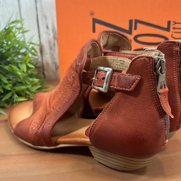 Miz Mooz Corra Leather Wide Width Heeled Sandals Size 38W - Picture 5 of 9